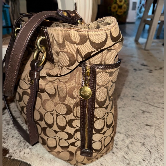 Coach Signature Gallery Logo Zip Tote F19388 - Picture 4 of 9